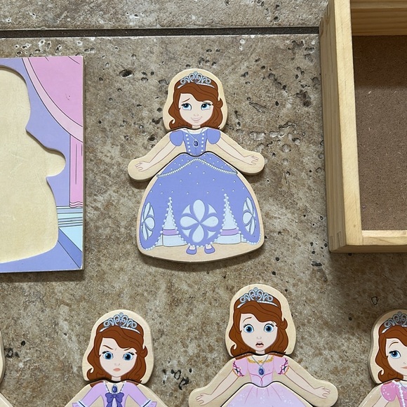 Melissa and Doug Sophia the first wooden mix and match dress up toy - Picture 3 of 9